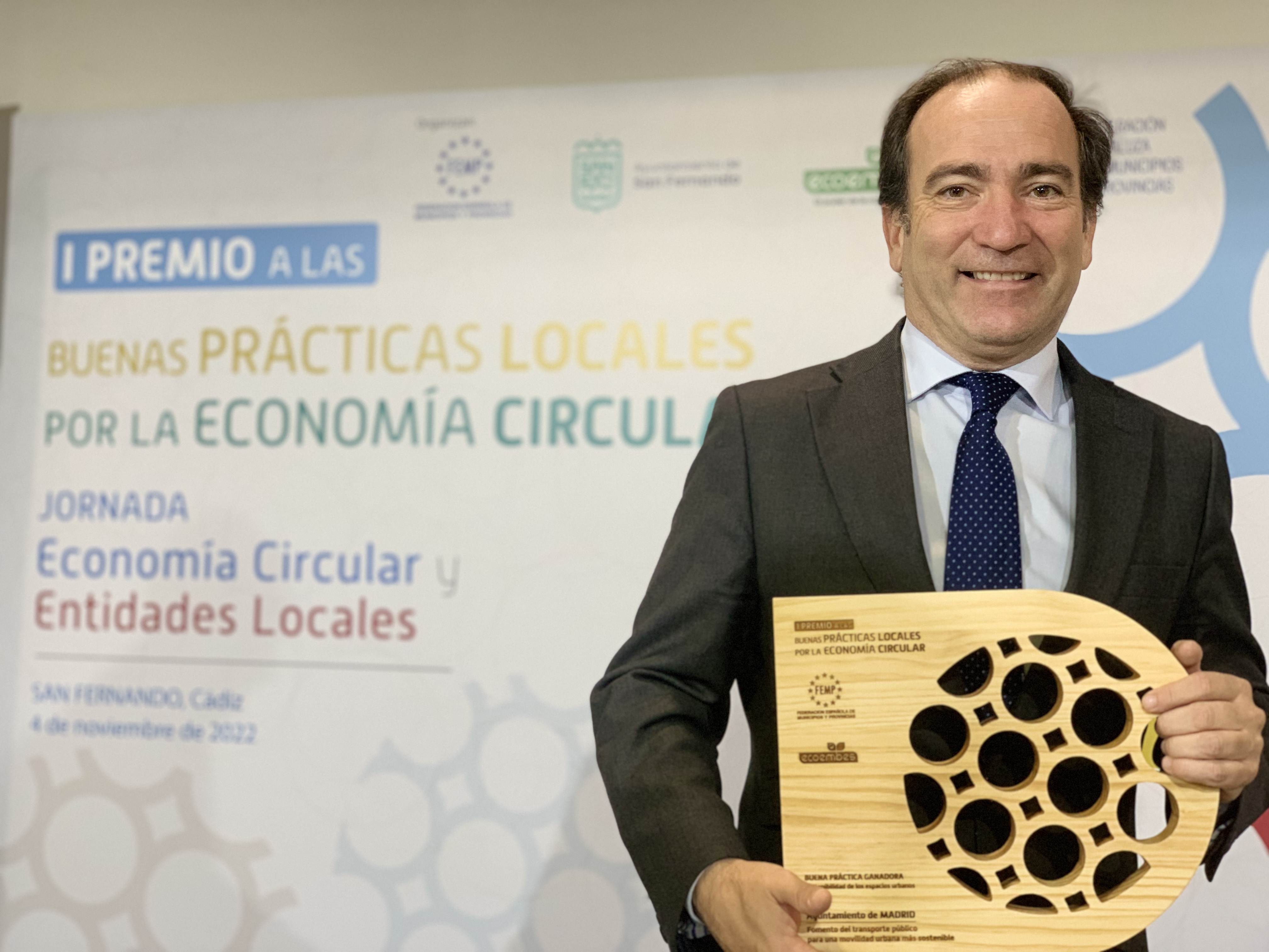 El delegado de Medio Ambiente y Movilidad, Borja Carabante, recoge el premio de la FEMP